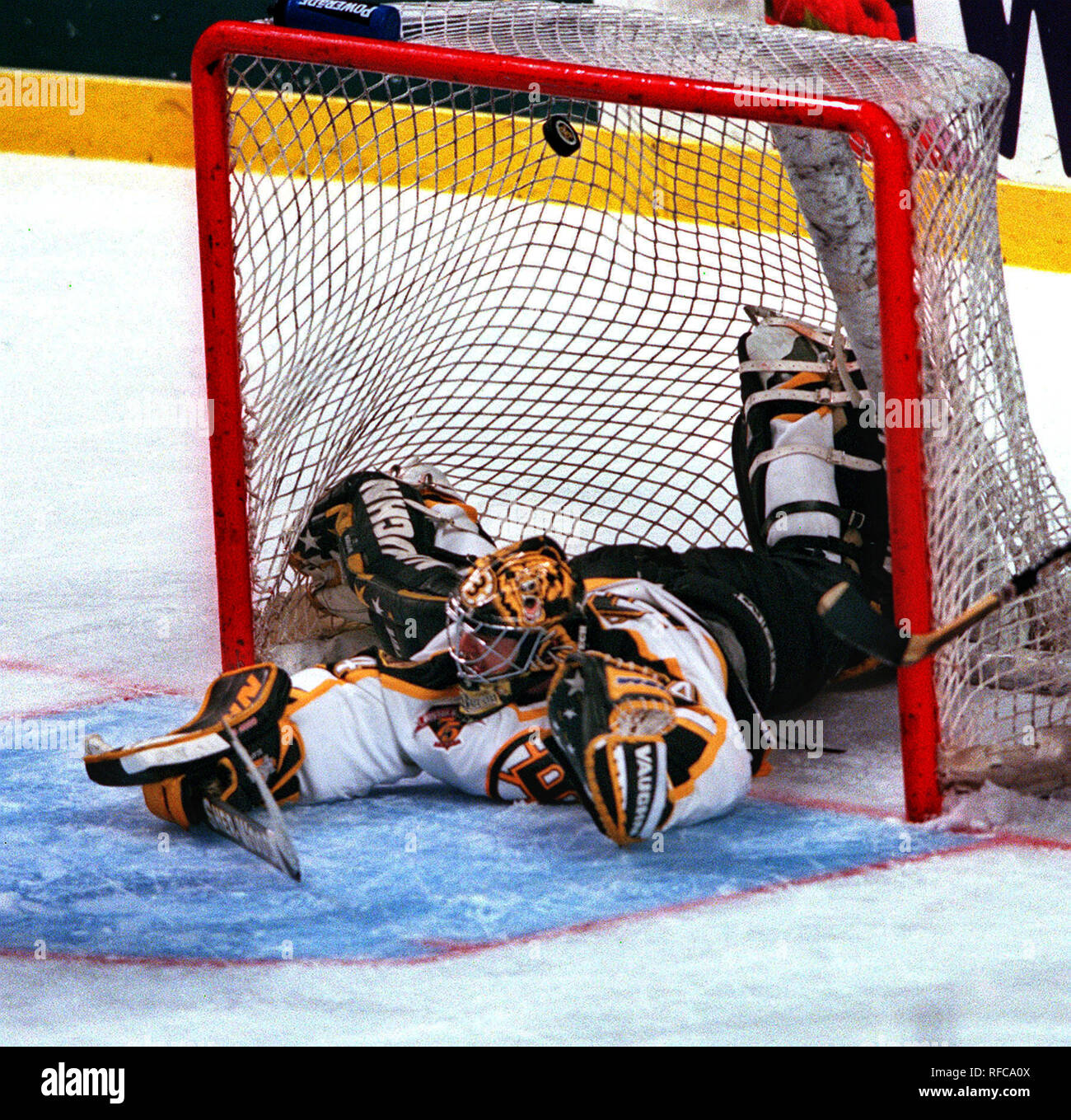 Boston Bruins goalie Byron Dafoe verfehlt das Speichern als die New York Islanders Partitur im Fleet Center, Boston, Ma USA Foto von Bill Belknap 1999 Stockfoto
