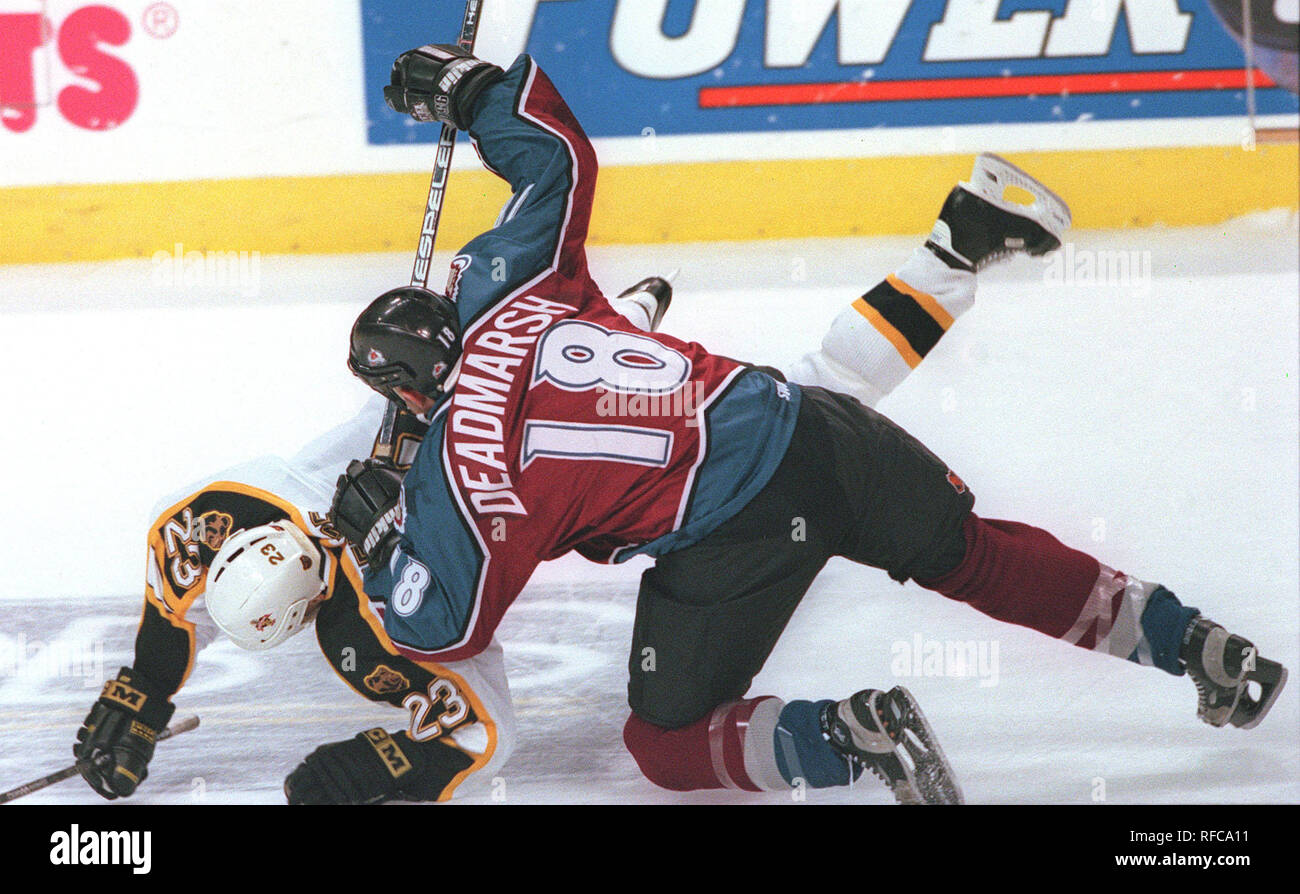 Colorado Avalanche Adam Deadmarsh Kontrolle der Boston Bruins Steve Heinz in der zweiten Periode am Fleet Center in Boston, Ma USA Foto von Bill belknap Stockfoto