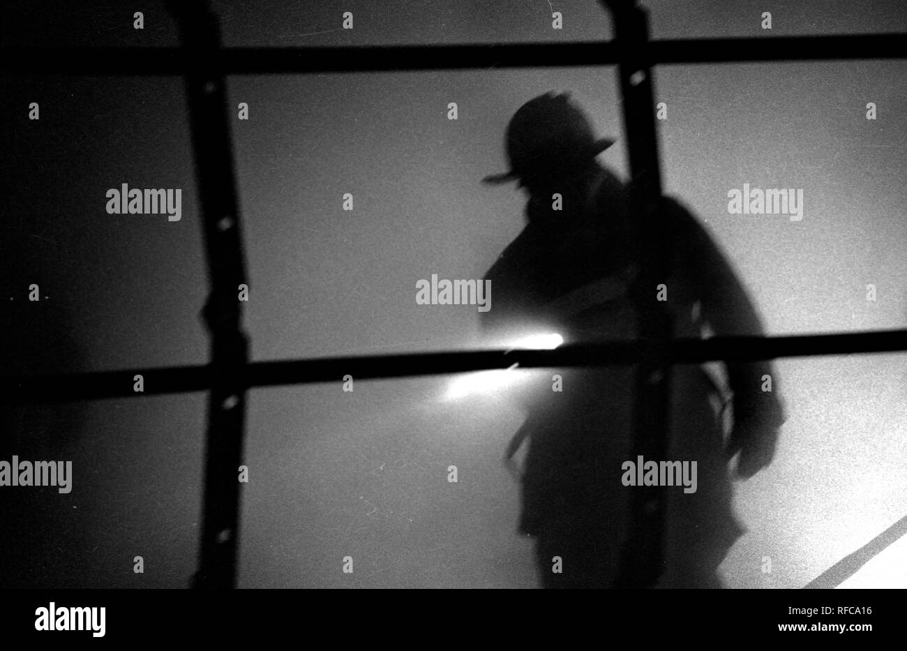 Boston Feuerwehr Feuerwehrmann Suche Suchen Sie in einem Gebäude bei einem Brand in Boston, Ma USA Foto von Bill belknap Stockfoto