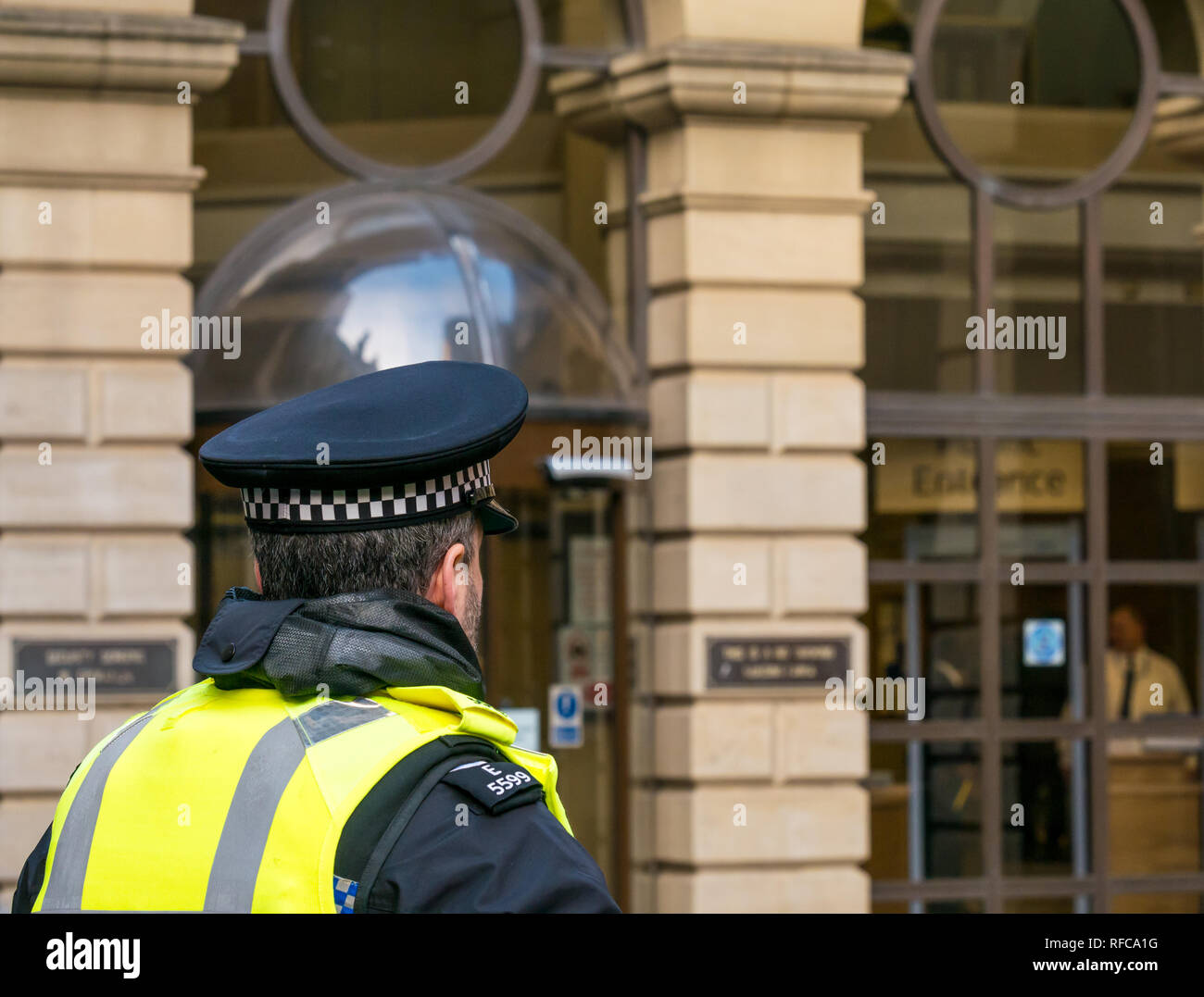 Polizist in gelb Weste an Edinburgh Sheriff Court. Edinburgh, Schottland, Großbritannien Stockfoto