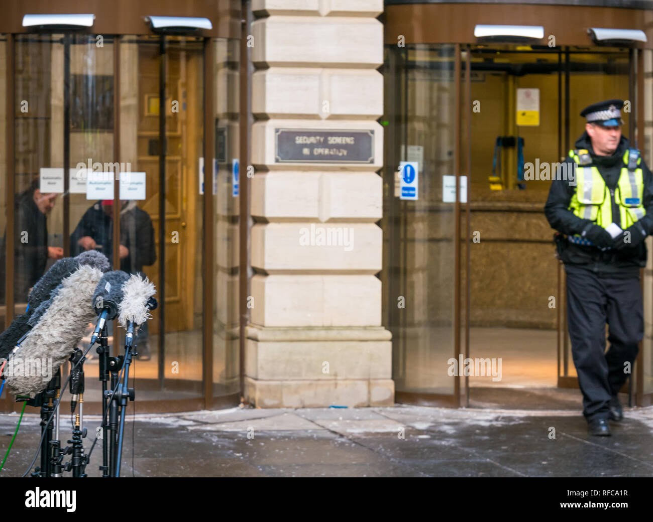 Edinburgh Sheriff Court mit Mikrofonen und Polizisten im Dienst, Edinburgh, Schottland, Großbritannien Stockfoto
