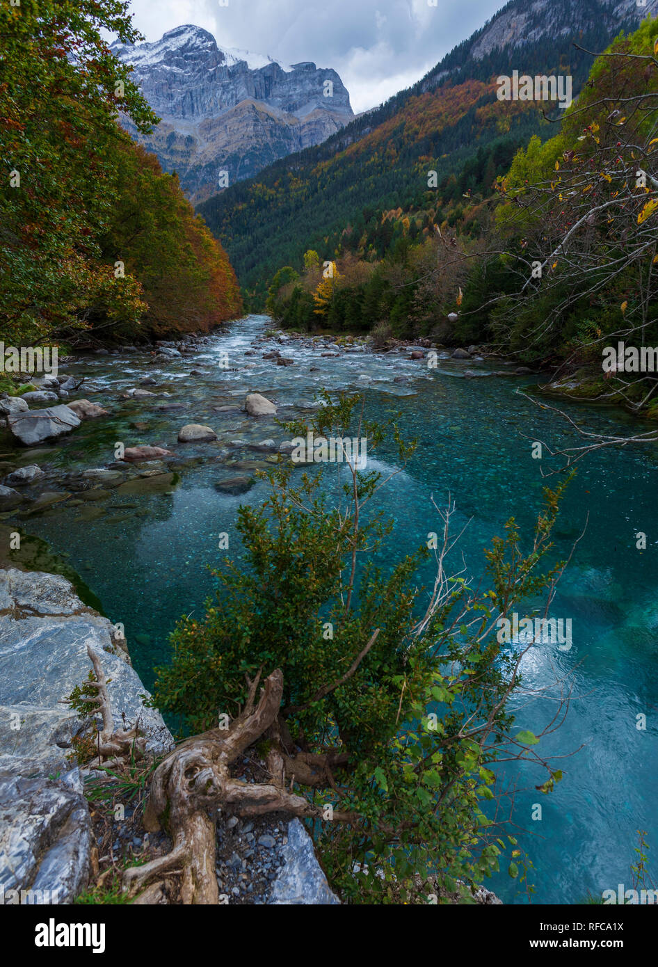 Blick auf das Bujaruelo-Tal in der Herbstsaison. Nationalpark von Ordesa und Monte Perdido. Huesca, Spanien Stockfoto