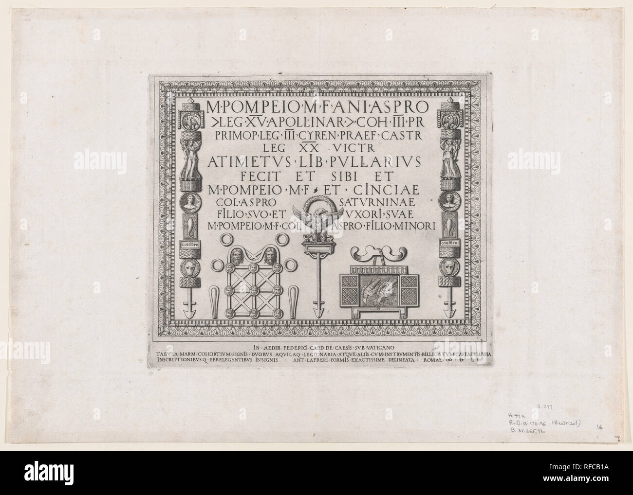 Speculum romanae Magnificentiae: eine Marmortafel mit militärischen Abzeichen. Artist: Nicolas Beatrizet (Französisch, Lunéville 1515 - Ca. 1566 Rom (?)). Maße: Blatt: 13 9/16 x 19 1/8 in. (34,5 x 48,5 cm) Platte: 9 3/16 x 10 13/16-in. (23,4 x 27,4 cm). Herausgeber: Antonio Lafreri (Französisch, Orgelet, Nord-Pas de Calais Ca. 1512-1577 Rom). Serie/Portfolio: Speculum romanae Magnificentiae. Datum: 1551. Dieser Ausdruck stammt aus der Kopie für das Museum von Speculum romanae Magnificentiae (Der Spiegel der Römischen Pracht) Das Speculum seinen Ursprung im Verlags- Bemühungen von Antonio Salamanca und Antonio Laf gefunden Stockfoto