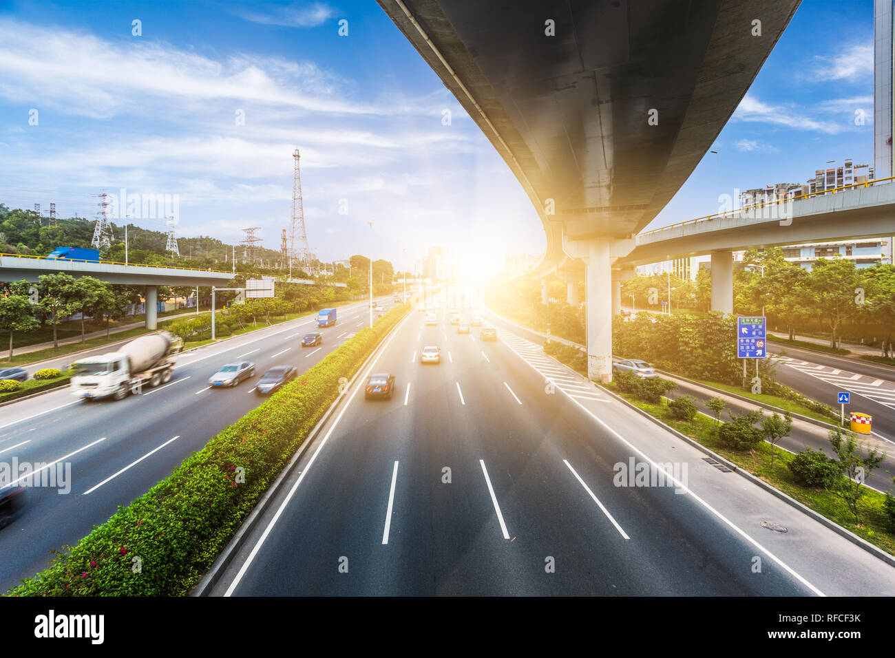 Hohe Betrachtungswinkel der Stadt Überführung, Verkehr, chongqing China. Chinesische Zeichen auf der Straße sind alle Verkehr Straßenmarkierung. Stockfoto