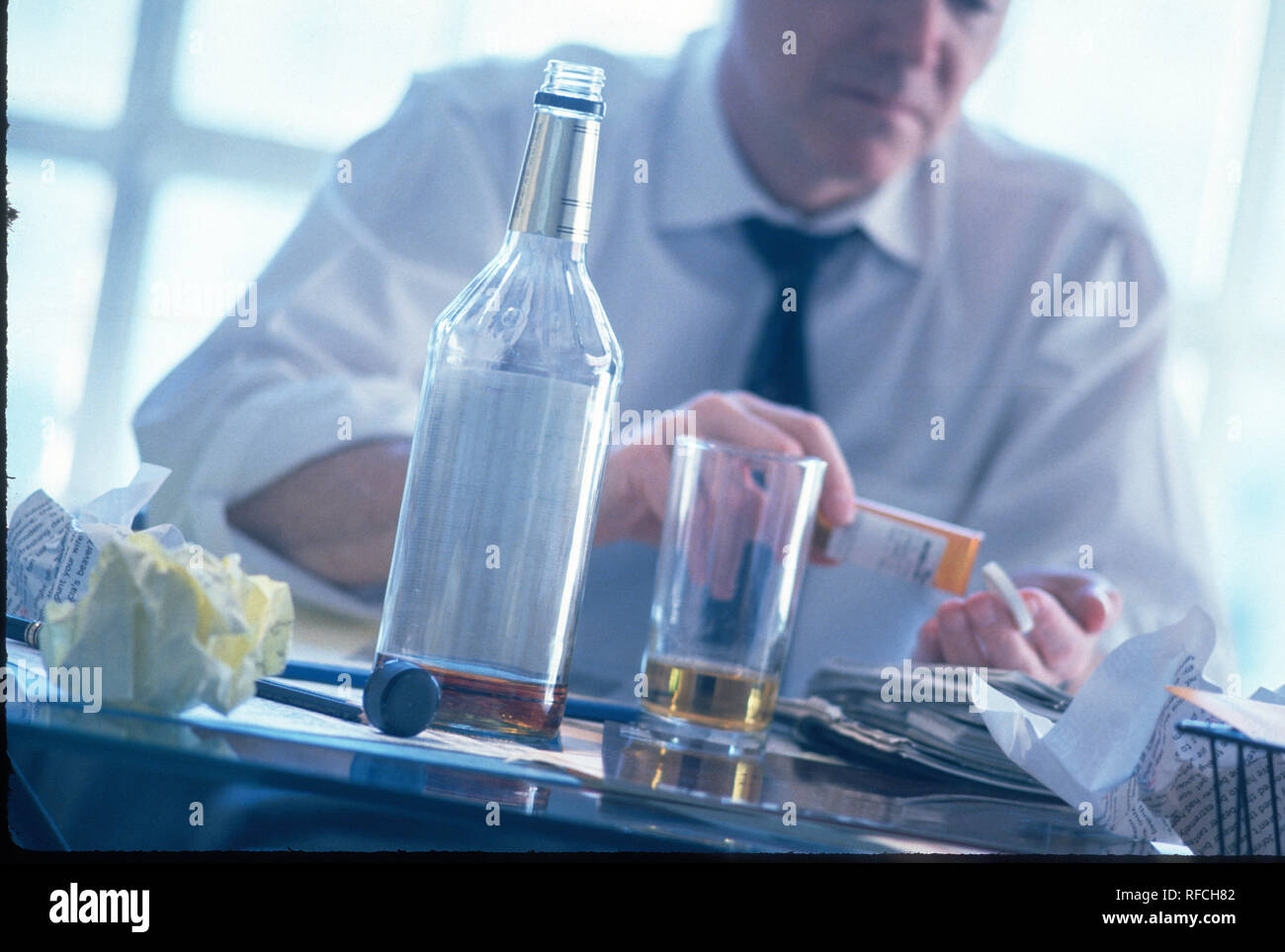 Geschäftsmann trinken in Office, USA Stockfoto