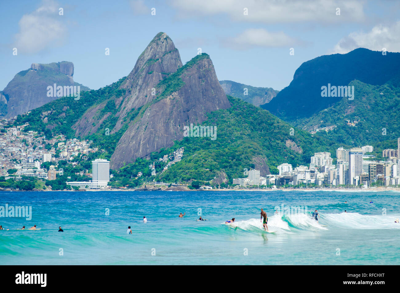 Malerische Aussicht auf den Strand von Ipanema auf einem hellen Sommermorgen mit glatten Wellen an Land rollt das Arpoador Ende in Rio de Janeiro, Brasilien Stockfoto