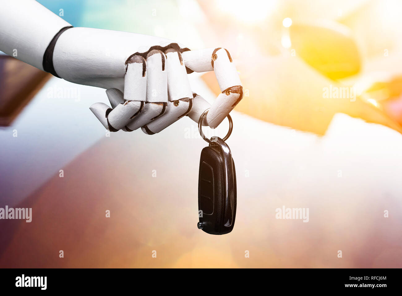 Roboter Holding Autoschlüssel gegen Fahrzeug Hintergrund Stockfoto