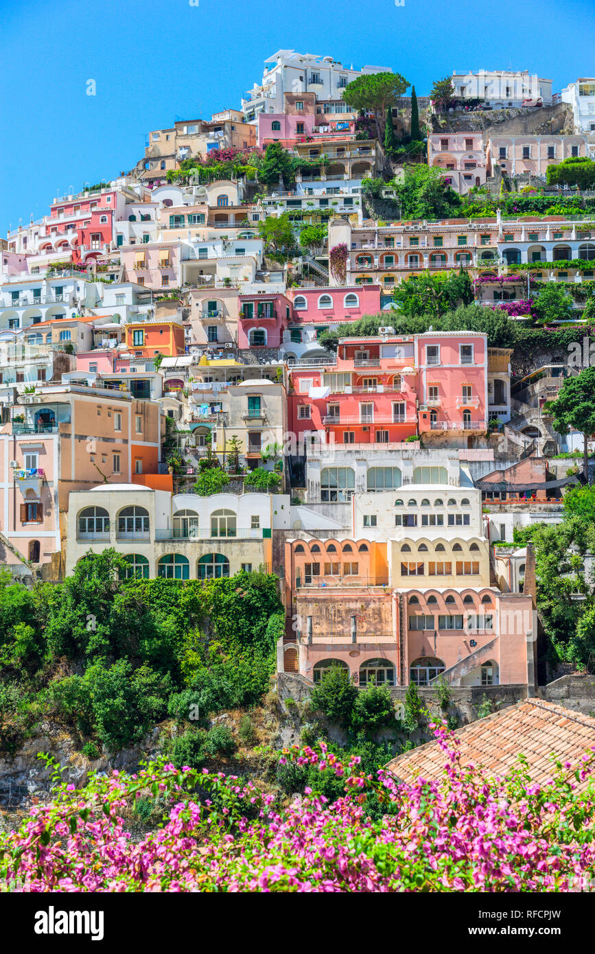 Ein Blick auf die bunten Hügel Stadt Positano in der italienischen Region Kampanien Stockfoto
