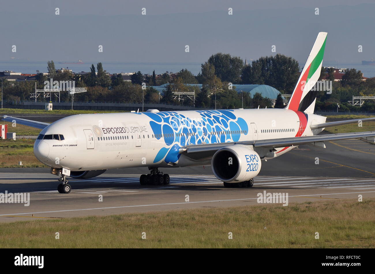 EMIRATES Boeing 777-300ER EIN 6-ENI IM EXPO DUBAI 2020 Markierungen. Stockfoto