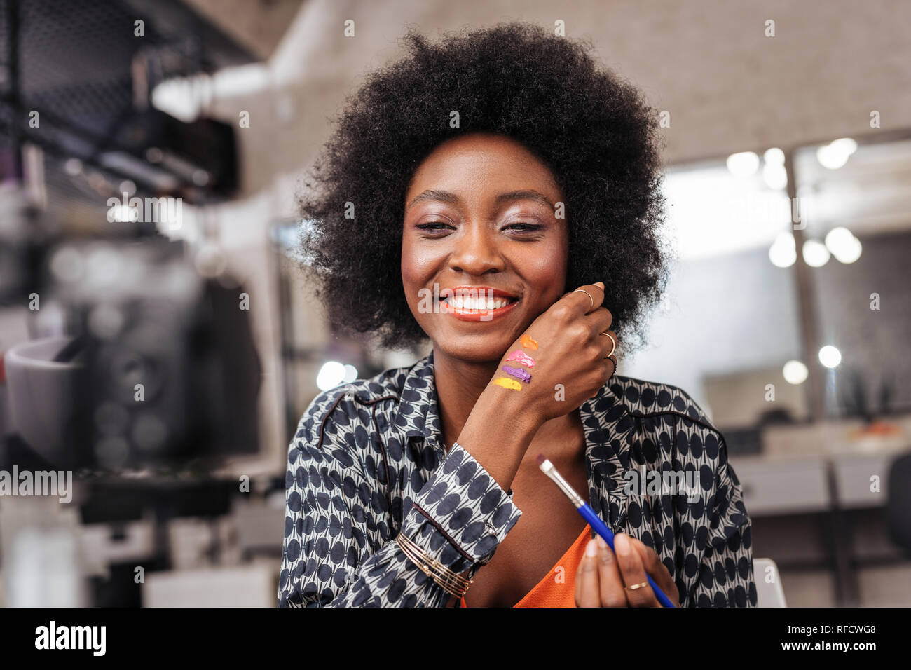 Cute afrikanische amerikanische Frau mit lockigem Haar Aufnahme von Video für Fashion academy Stockfoto