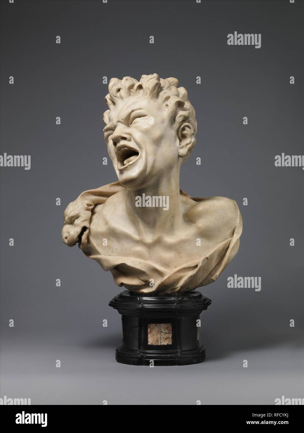 Marsyas. Artist: Balthasar Permoser (Deutsch, Kammer, in der Nähe von Otting, Chiemgau, Bayern 1651-1732 Dresden). Kultur: Deutsche, ausgeführt, Rom oder Florenz. Abmessungen: Insgesamt mit Sockel (bestätigt): H.27x W. 17 3/8 x 11 1/8 in. (68,6 x 44,1 x 28,3 cm); Höhe des Sockels (bestätigt): H.6 1/4 in. (15,9 cm). Datum: Ca. 1680-85. Lebendig und sprengten nach dem Verlust einer musikalischen Wettbewerb zu dem Gott Apollo, der Satyr Marsyas schreit in der Mitte seiner Folter. Jeder Aspekt der Abbildung, aus halb geschlossenen Augen zu zerrissen Zunge und flamelike Haar, trägt zu diesem Bild der Qual. Früh in seiner Karriere, der Bildhauer Pe Stockfoto