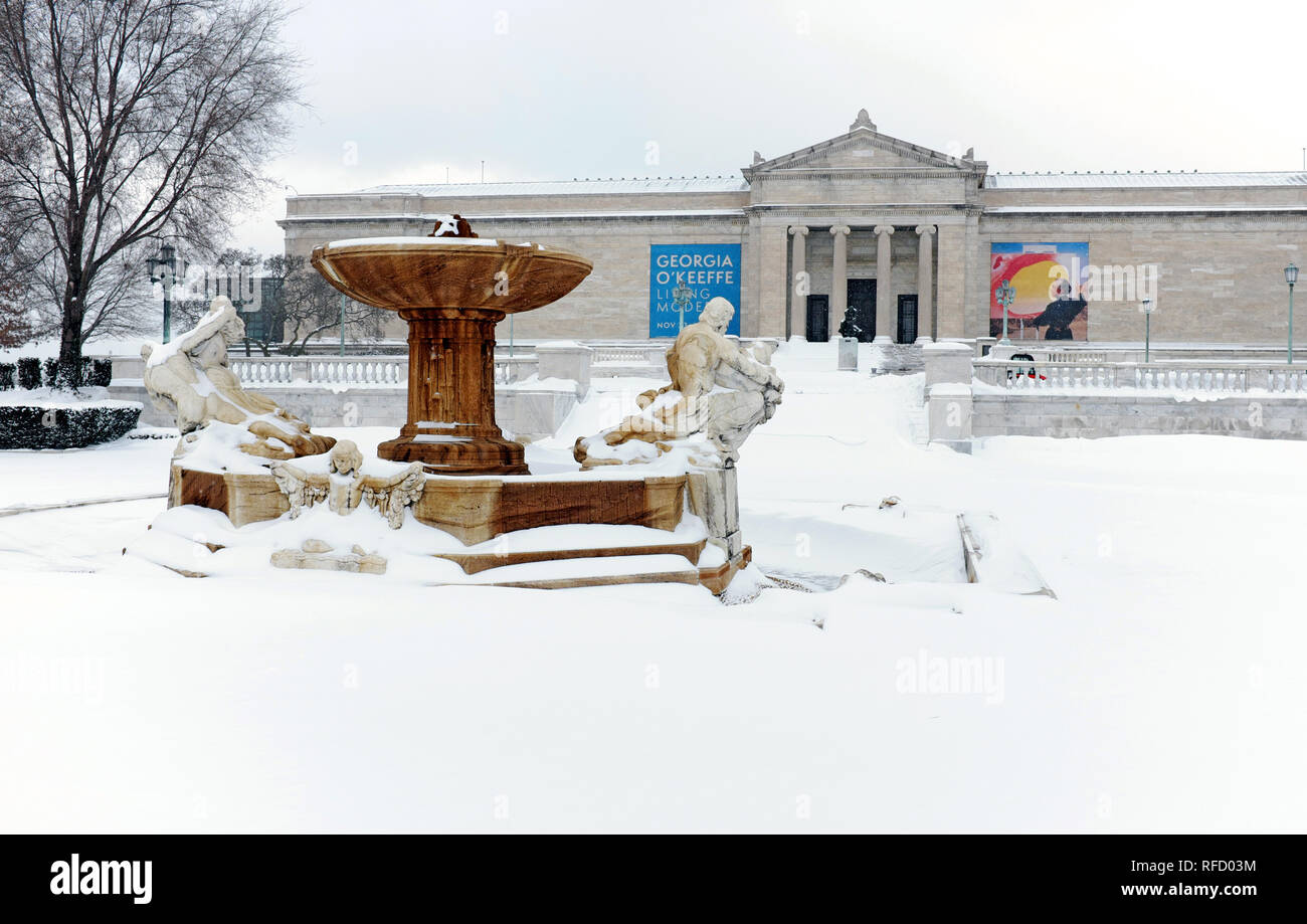 Der Schnee beladenen Wade Park mit Blick auf den Südeingang der Cleveland Ohio Museum für Kunst umfasst Chester's Beach 1927 Brunnen der Gewässer Skulptur. Stockfoto