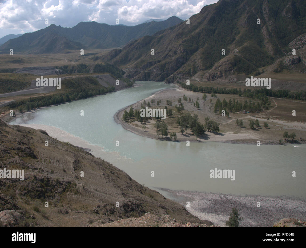 Die rasche Berg Fluss Katun, trägt seine türkisfarbenen Gewässern entlang der Bergketten, Wicklung über den blauen Himmel mit weißen Wolken Cumulus. Stockfoto