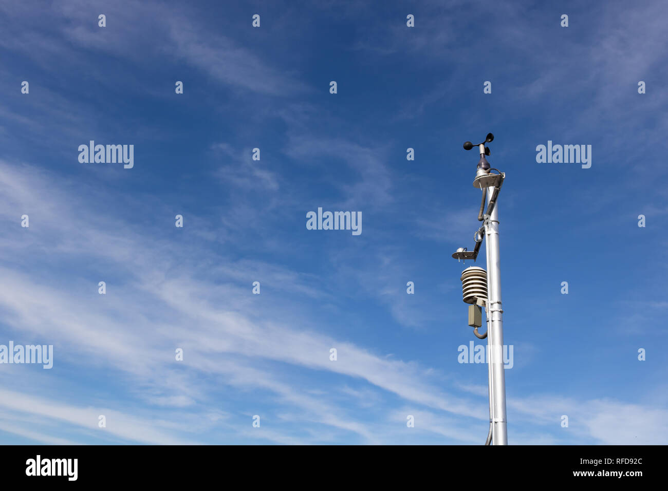 Viele Wettermesser auf Weiß Pol durch den Himmel Stockfoto