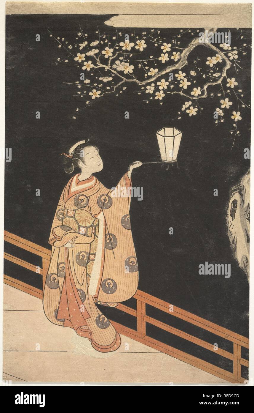 Frau bewundern Pflaume Blüten in der Nacht. Artist: Suzuki Harunobu (Japanisch, 1725-1770). Kultur: Japan. Abmessungen: Bild: 12 3/4 x 8 1/4 in. (32,4 x 21 cm). In diesem Druckjob, einer der Harunobu die meisten poetische Bilder, ein nymphlike Schönheit in einem eleganten Kimono gekleidet steht eine Laterne und verträumt schaut in die Pflaume Blüten. Das Bild der bewundernden Pflaume Blüten bei Nacht ist ein klassisches Thema in den Ostasiatischen poetischen Tradition und Harunobu lyrische Darbietung hat viele Gemeinsamkeiten mit der Kunst der Heian-zeit (794-1185). Die stilisierte Form des Cloud an der Oberseite der Drucken stärkt die Klasse Stockfoto