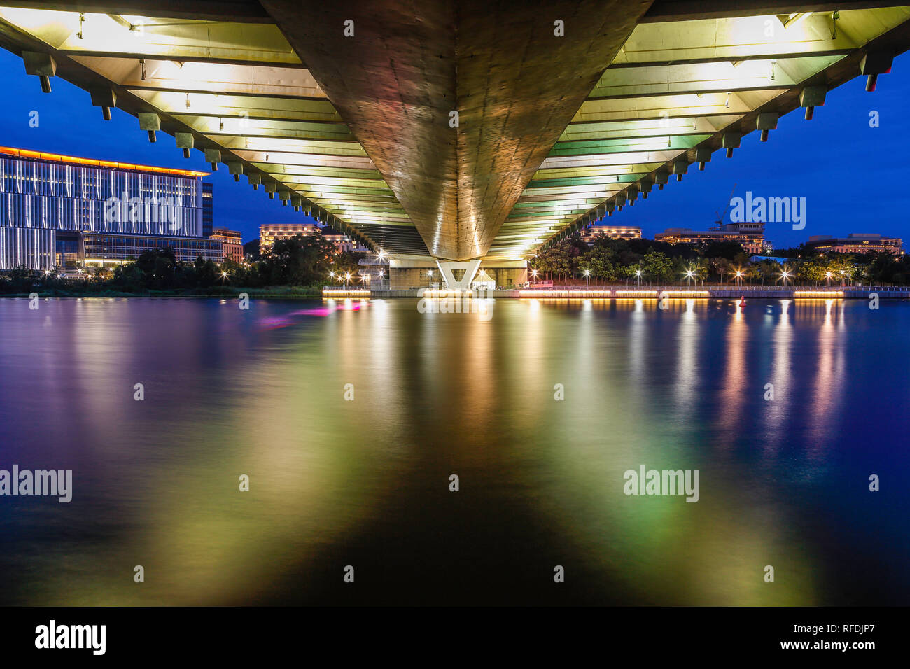 Unter der Seri Wawasan Brücke, Putrajaya, Malaysia. Stockfoto