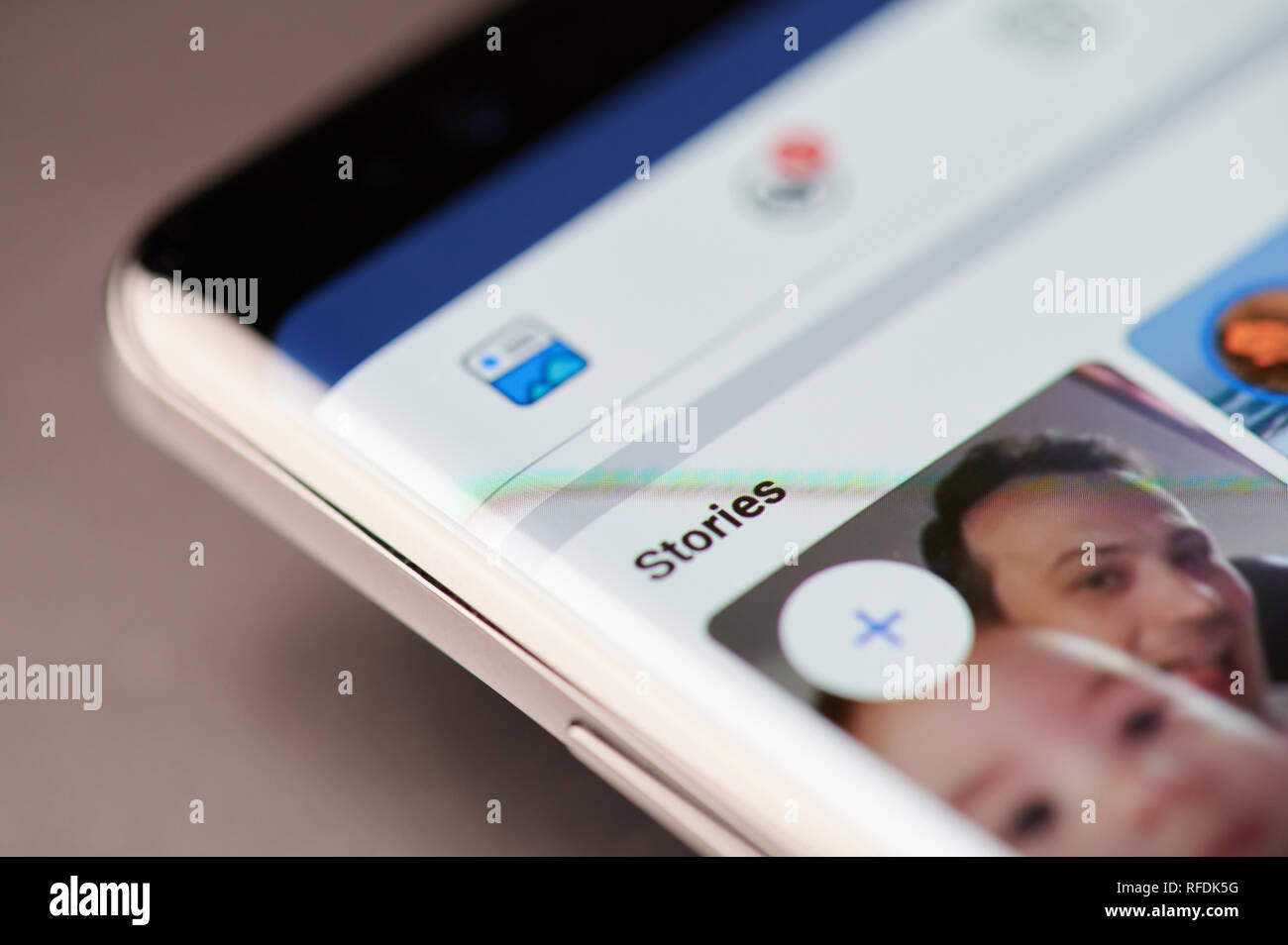 New York, USA - Januar 24, 2019: Facebook Geschichten Menü auf das Gerät mit dem Bildschirm pixelated Nähe zu sehen. Stockfoto