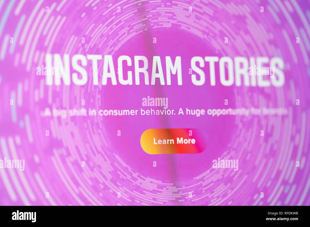 New York, USA - Januar 24, 2019: Instagram Geschichten Menü auf das Gerät mit dem Bildschirm pixelated Nähe zu sehen. Instagram Business Theme Stockfoto