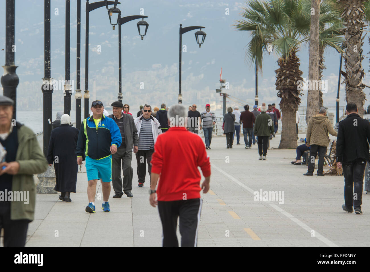 Menschen zu Fuß auf der Promenade am Mittelmeer Beirut Libanon Stockfoto