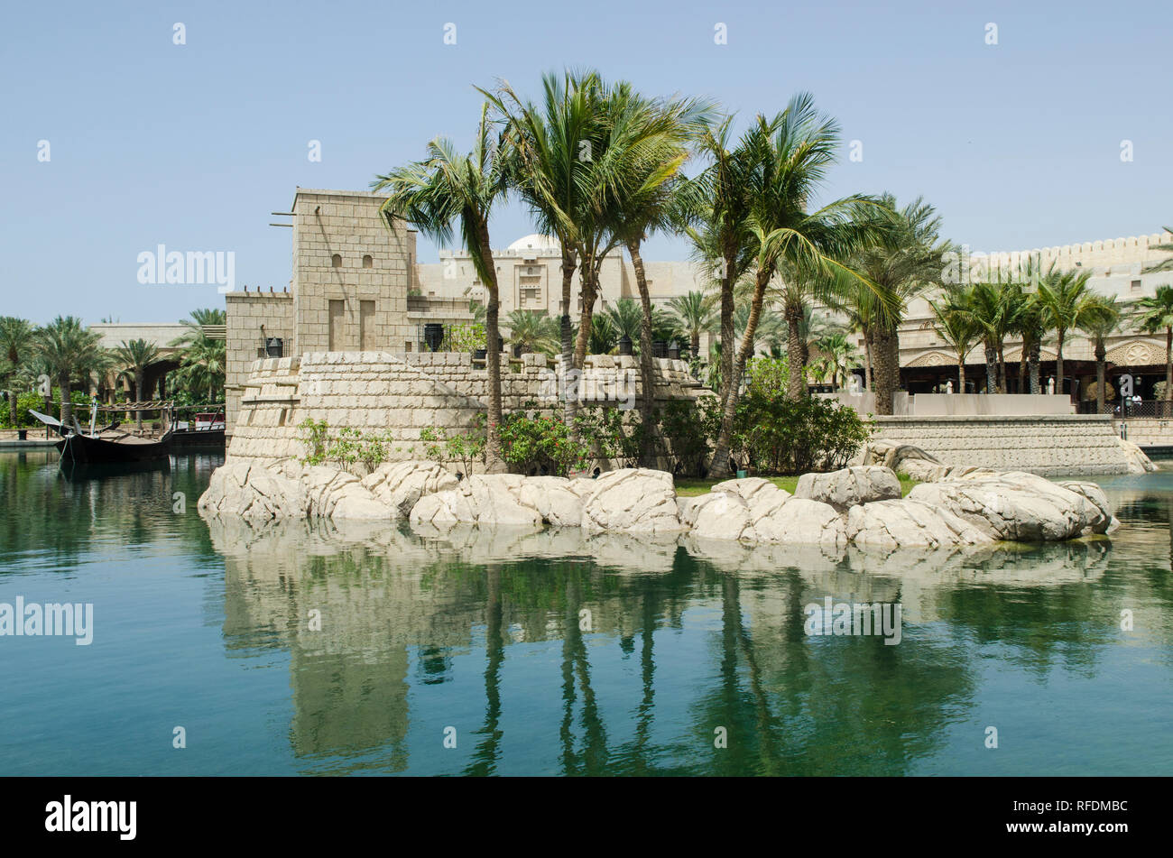 Palmen am Kanal des Madinat Jumeirah Dubai UAE Stockfoto
