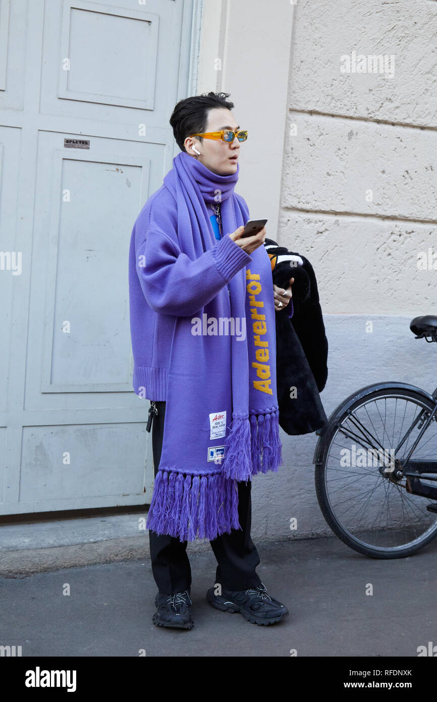Mailand, Italien - Januar 14, 2019: der Mensch mit lila Schal und gelben Sonnenbrille vor Spyder fashion show, Mailand Fashion Week street style Stockfoto