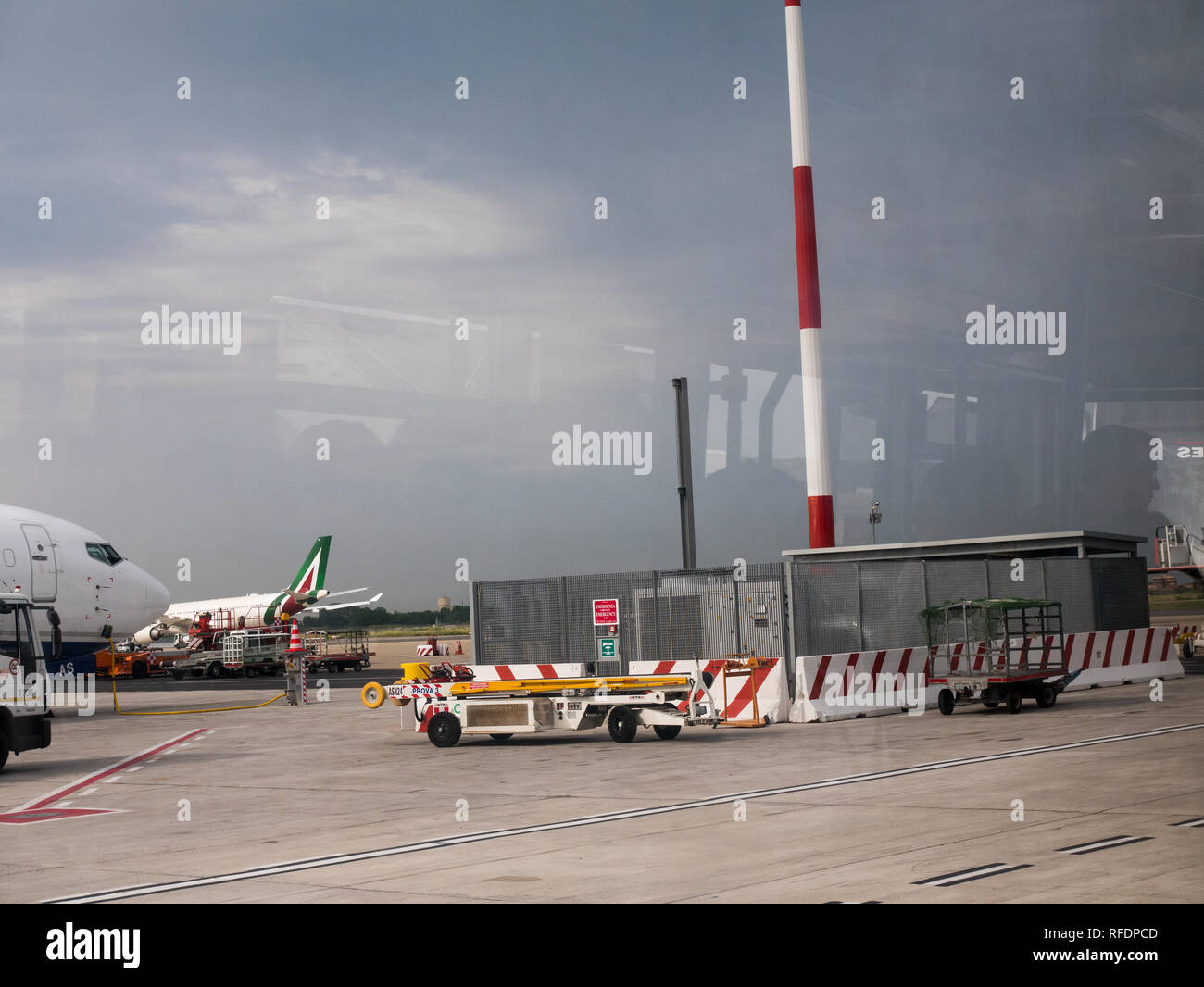 Aus dem Verkehrsflugzeug bei der Abreise Gassen von Fiumicino gesehen Stockfoto