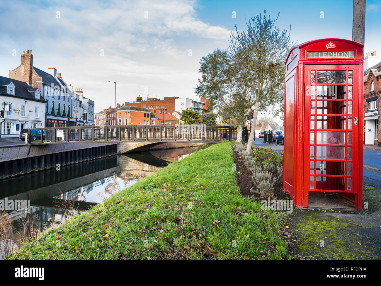 Traditionelle Britiish rote Telefonzelle am Ufer des Flusses Welland, Spalding, Lincolnshire, England Stockfoto