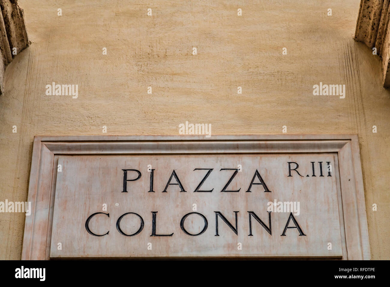 Rom, Italien, 2. JANUAR 2019: Licht ist aufschlussreich Straße name Zeichen der Piazza Colonna in Rom Stockfoto