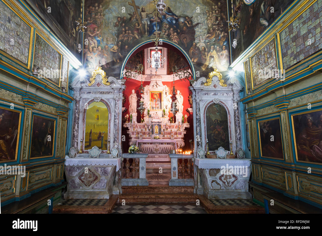 Kirche auf der künstlichen Insel Unserer Lieben Frau von den Felsen, der Innenraum, die Madonna mit dem Kind, Bucht von Kotor, Perast, Montenegro Stockfoto