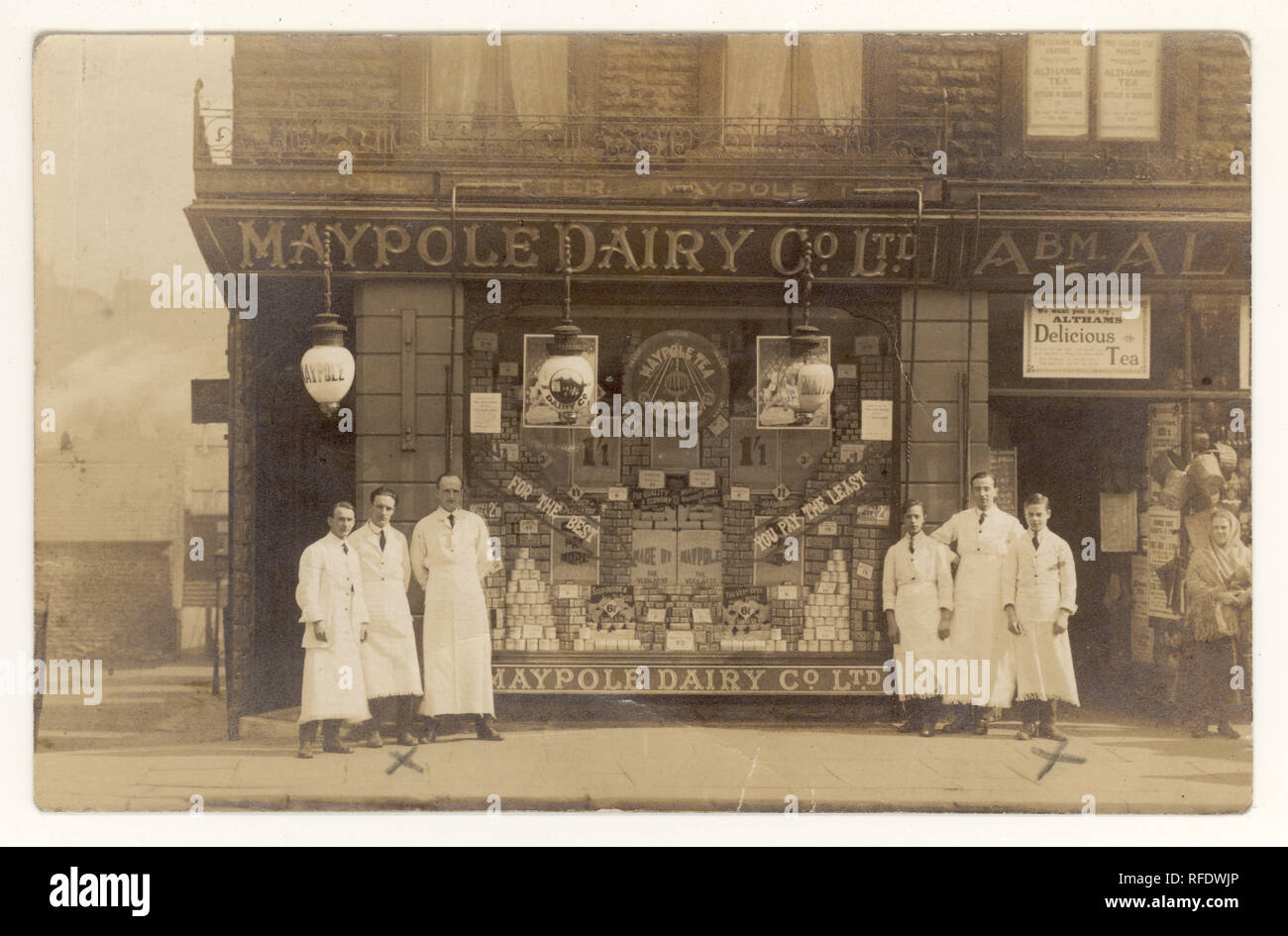 Die originale Postkarte der Maypole Dairy Co. Aus dem frühen 19. Jahrhundert Ltd Store und Personal. Die Ladenkette Maypole Dairy lieferte Milchprodukte zu erschwinglichen Preisen in Arbeitergebieten. Da ist ein Altham Teeunternehmen Werbeschild über der Tür. Postkarte datiert vom 4. Juli 1921 auf der Rückseite, Yorkshire, England U.K, Stockfoto