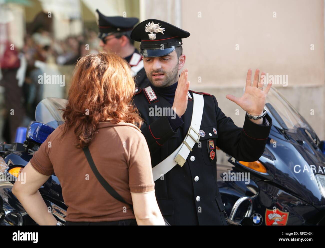 ITA, Italien, Rom: Carabinieri Polizeioffizier spricht mit einem Touristen. | Stockfoto