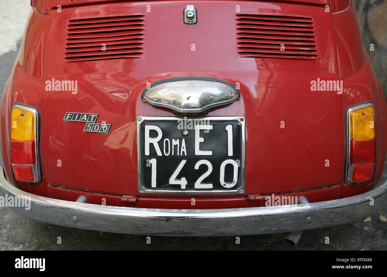 ITA, Italien, Rom: Alte Fiat 500 Cinquecento, in einer schmalen Gasse in Trastevere. | Stockfoto