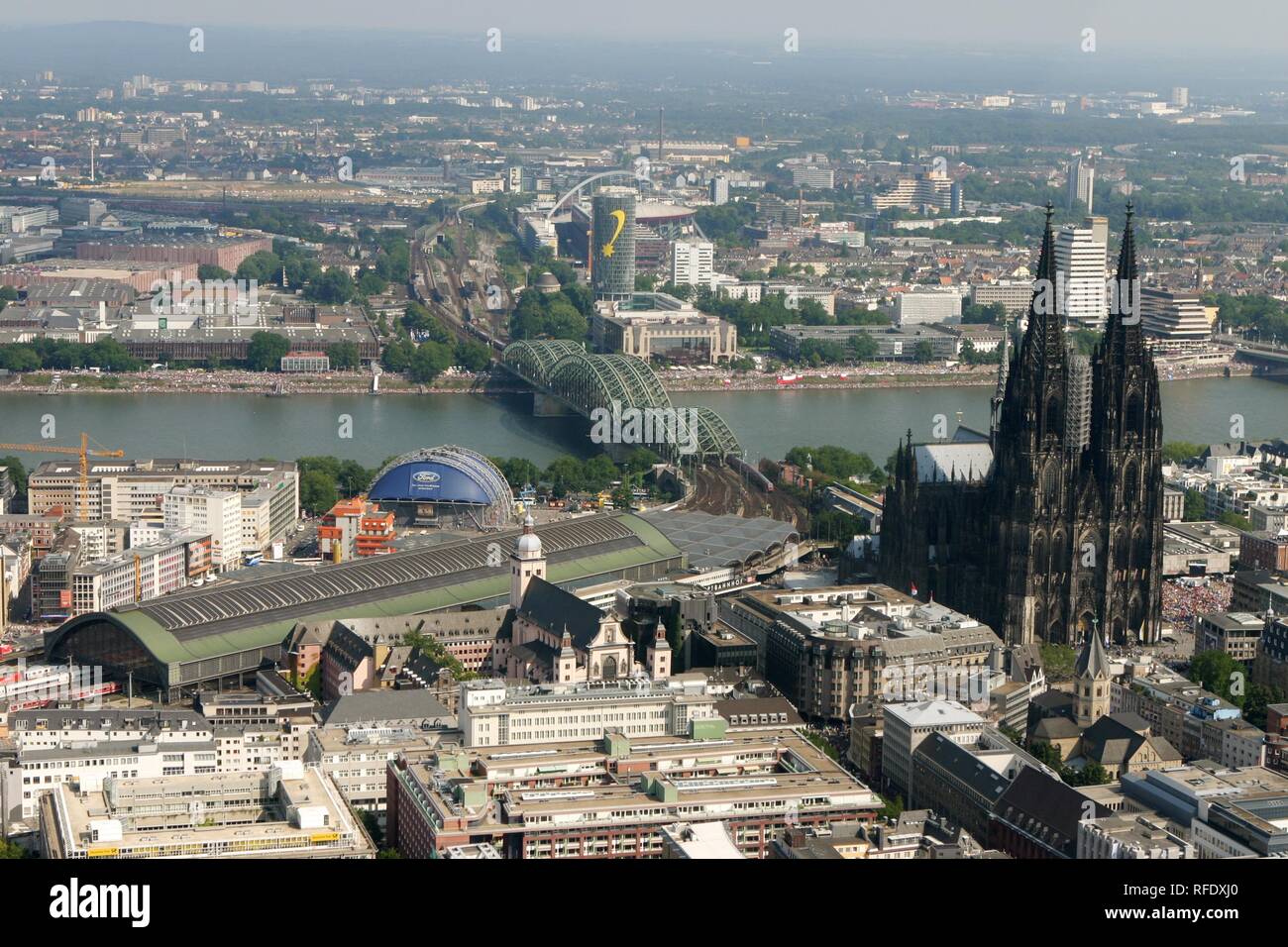 DEU, Deutschland, Köln: Areal Blick auf das Stadtzentrum. Kathedrale. Hauptbahnhof. Rhein. | Stockfoto