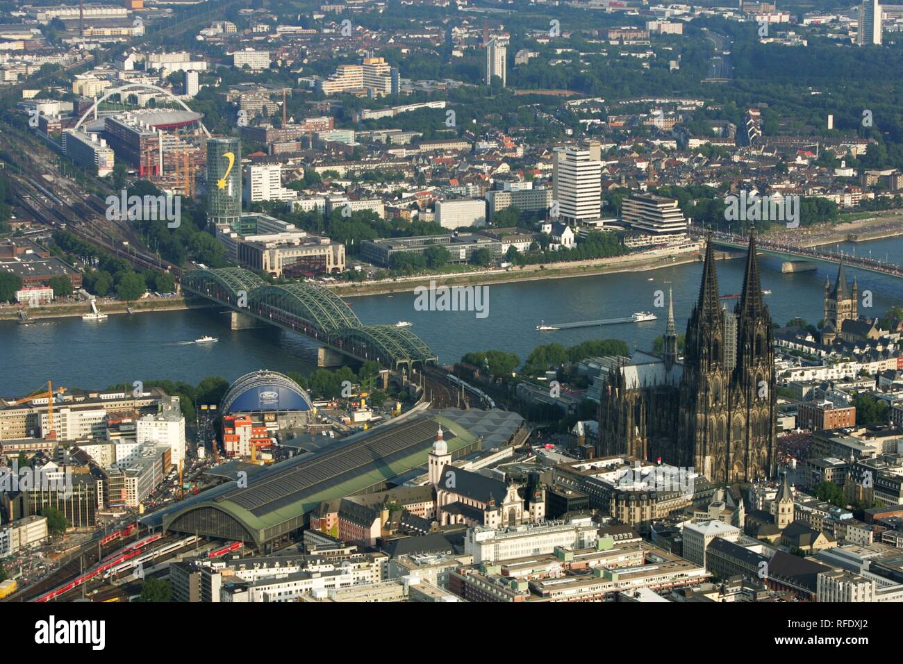 DEU, Deutschland, Köln: Areal Blick auf das Stadtzentrum. Kathedrale. Hauptbahnhof. Rhein. | Stockfoto