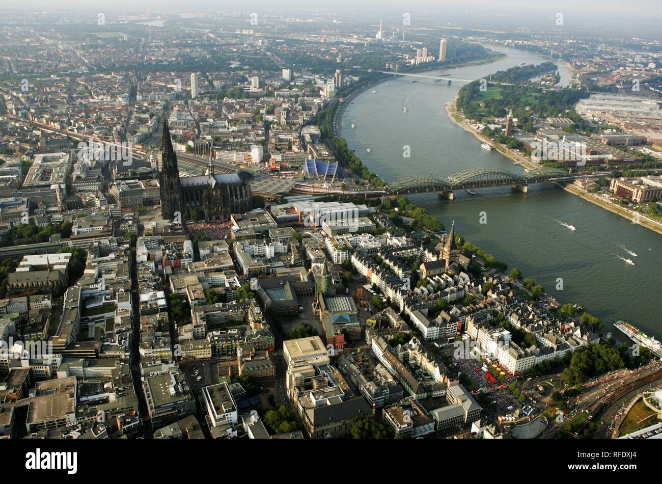 DEU, Deutschland, Köln: Areal Blick auf das Stadtzentrum. Kathedrale. Hauptbahnhof. Rhein. Altstadt. | Stockfoto