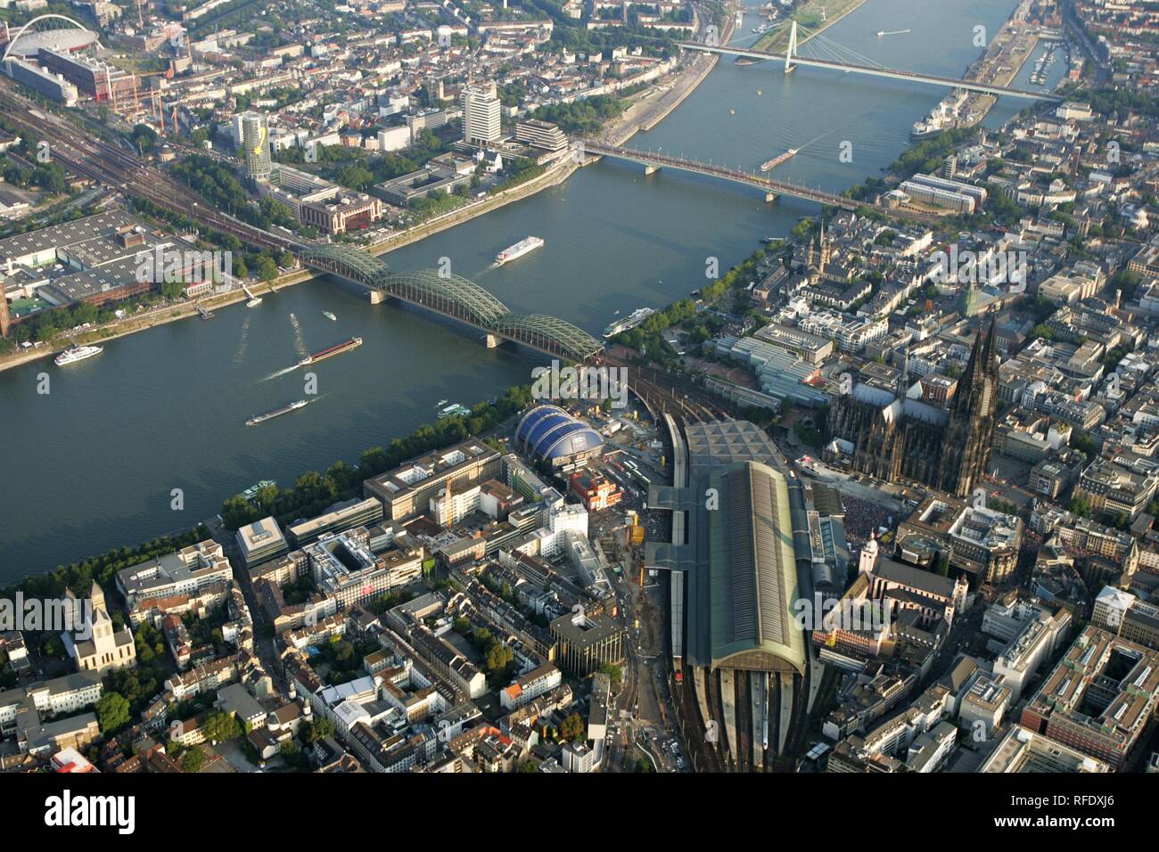 DEU, Deutschland, Köln: Areal Blick auf das Stadtzentrum. Kathedrale. Hauptbahnhof. Rhein. | Stockfoto