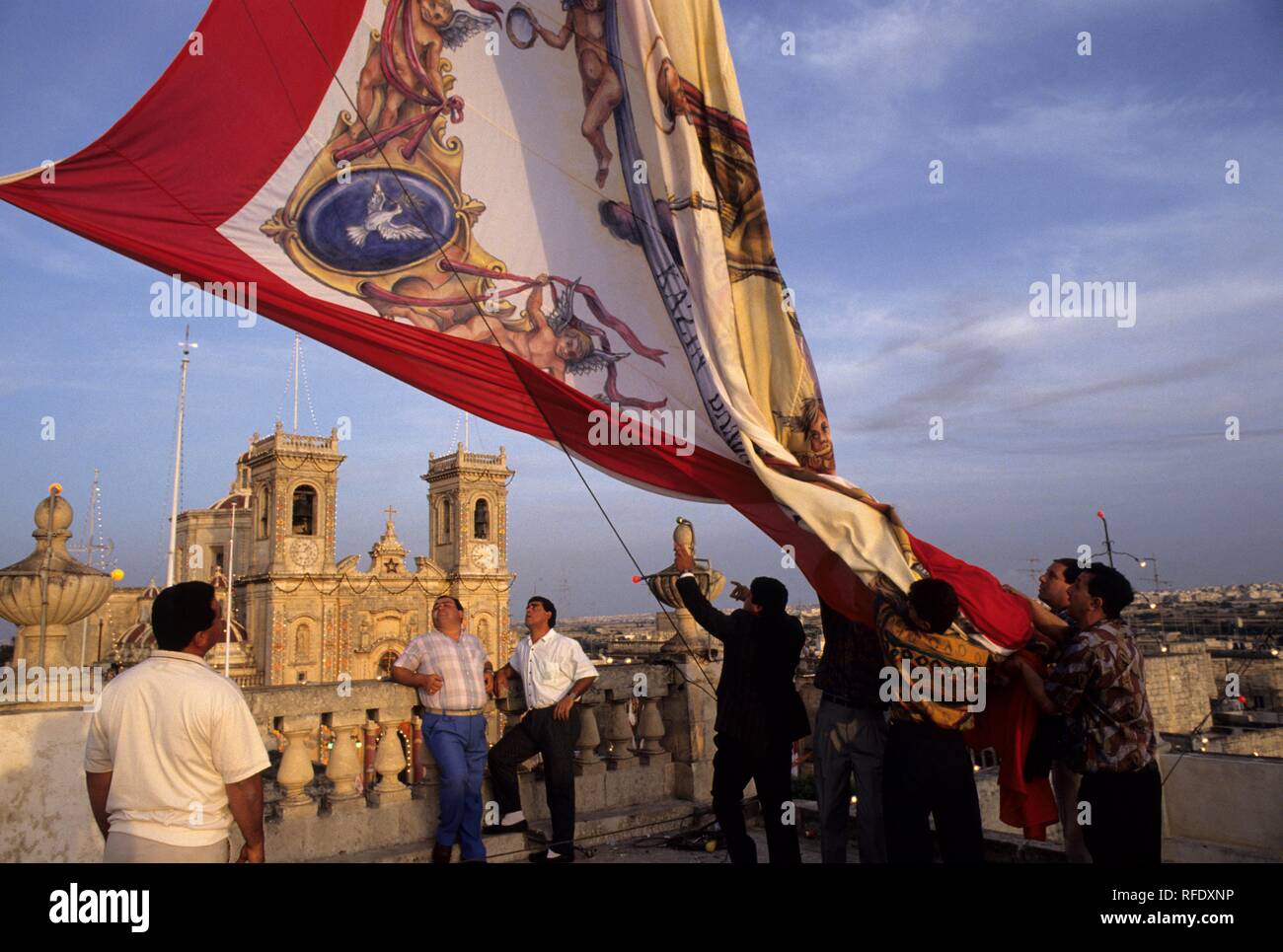 Festa, Männer mit Flagge, Malta Stockfoto