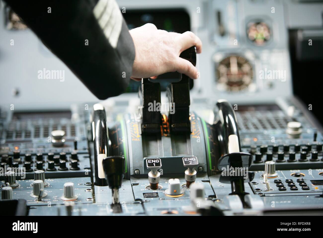 Pilot im Cockpit eines Airbus A 319, Abnehmen, Motorleistung Stockfoto