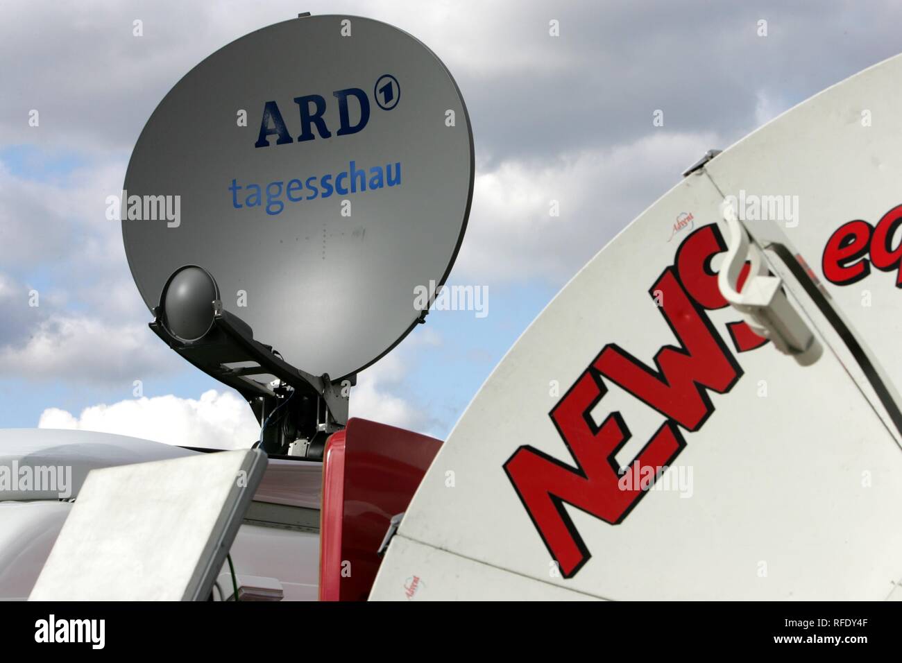 Satellitenschüssel von Übertragungswagen, deutsches TV Stockfoto