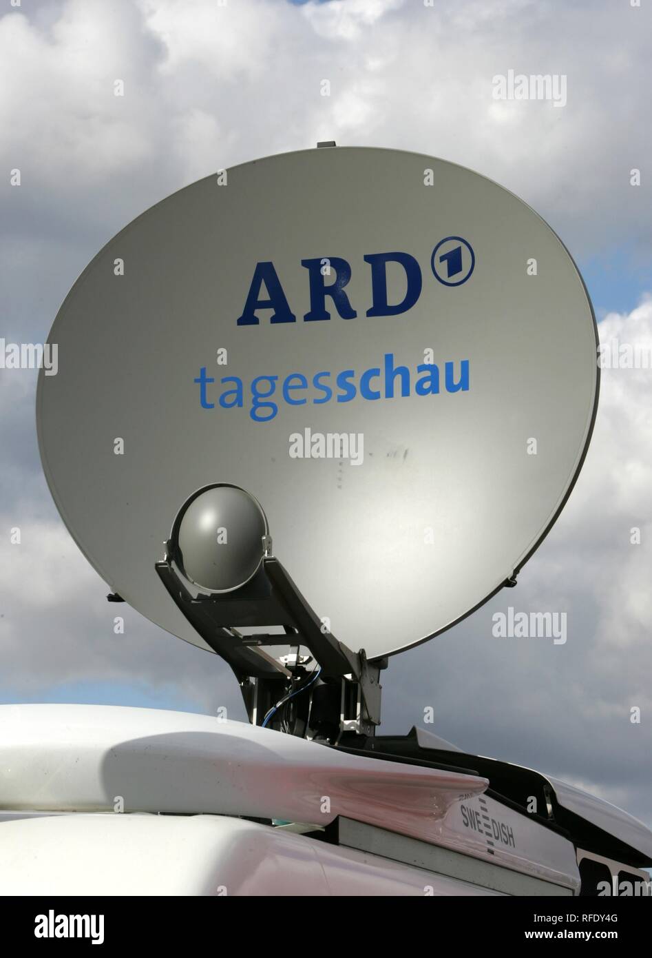 Satellitenschüssel von Übertragungswagen, deutsches TV Stockfoto