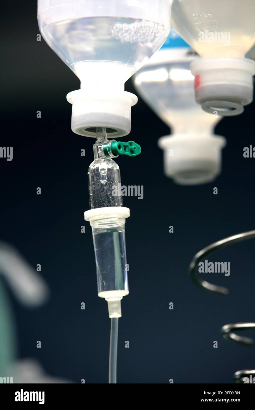 Flasche mit Infusion Flüssigkeit für einen Patienten während des Betriebs Stockfoto