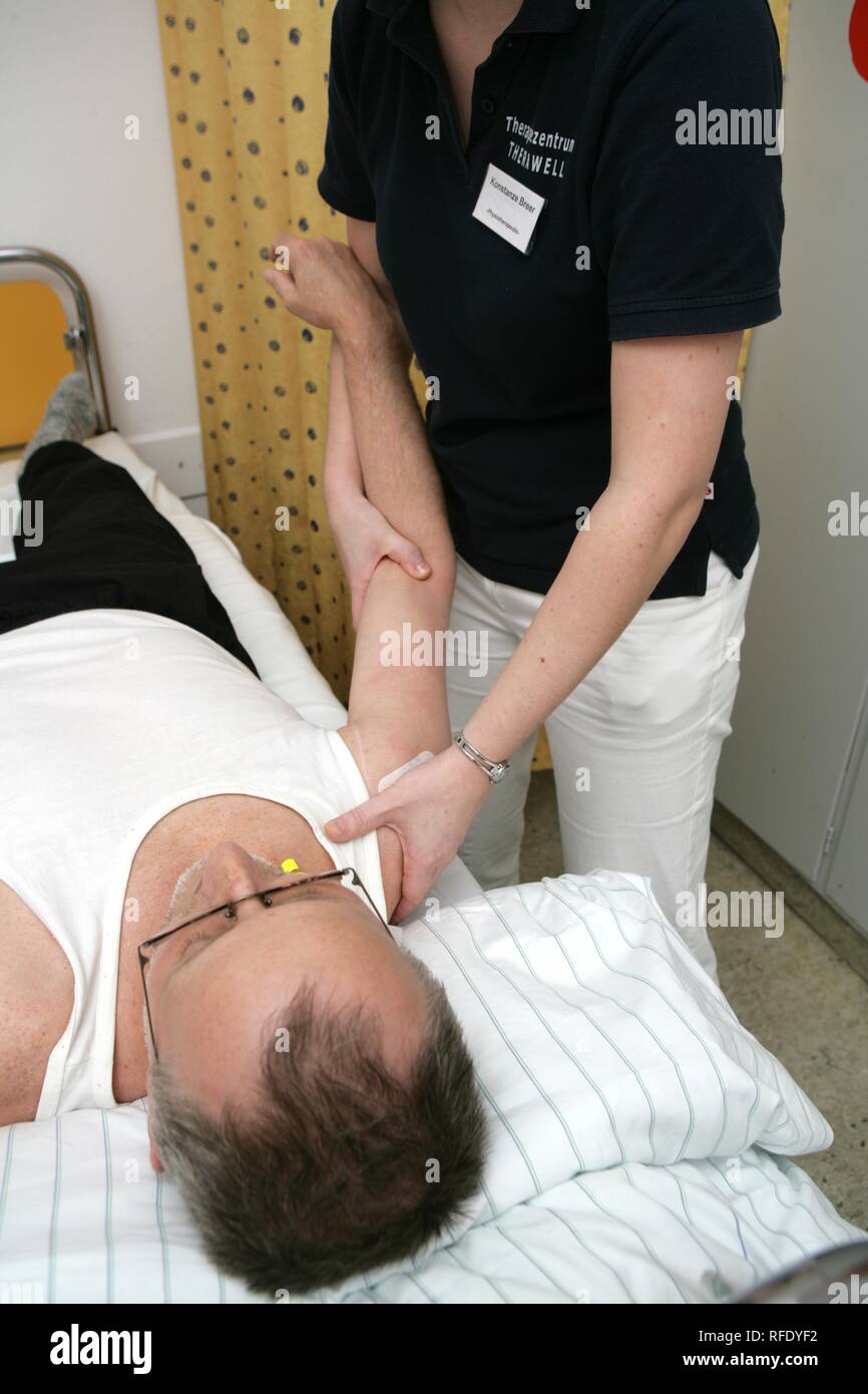 Krankenhaus, Physiotherapie nach Schulterchirurgie Stockfoto