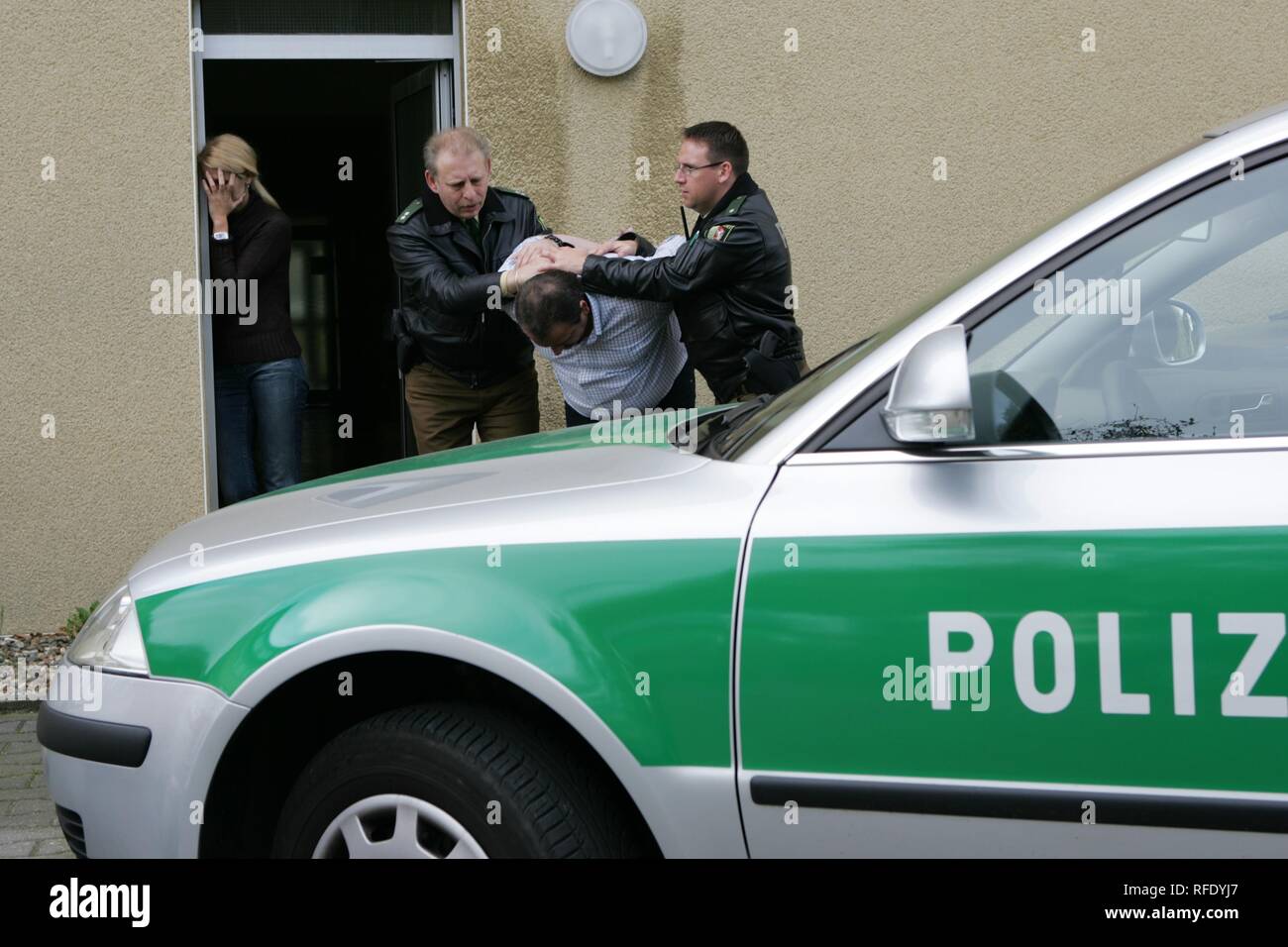 (Gestellt Situation) Festnahme von einem gewalttätigen Ehemann, Unna, Deutschland Stockfoto