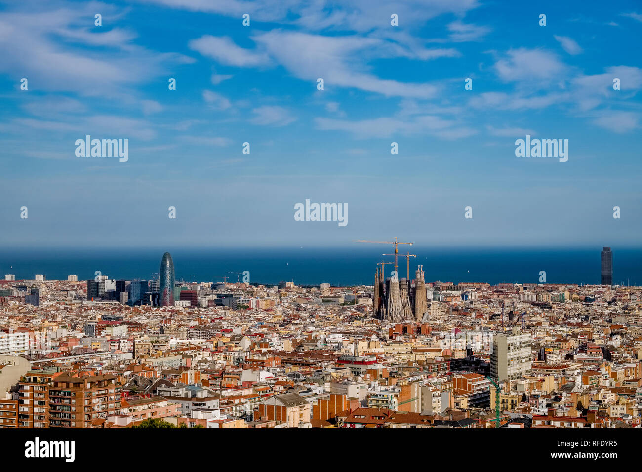 Luftaufnahme auf Barcelona Downtown und die Kirche Sagrada Familia, Antoni Gaudis berühmtesten Arbeiten, immer noch im Bau und im Jahr 2026 abgeschlossen werden Stockfoto