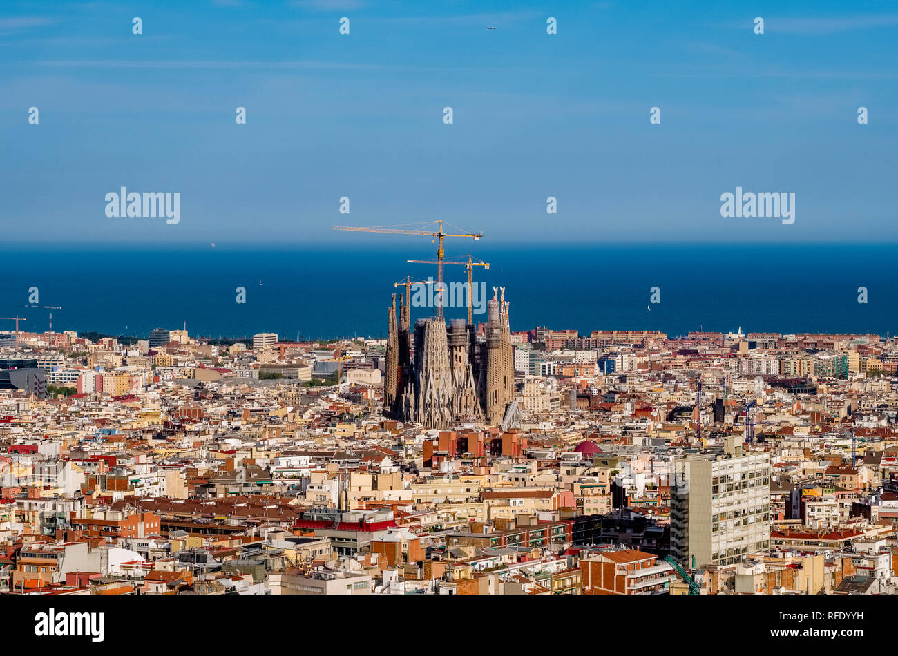 Luftaufnahme auf Barcelona Downtown und die Kirche Sagrada Familia, Antoni Gaudis berühmtesten Arbeiten, immer noch im Bau und im Jahr 2026 abgeschlossen werden Stockfoto