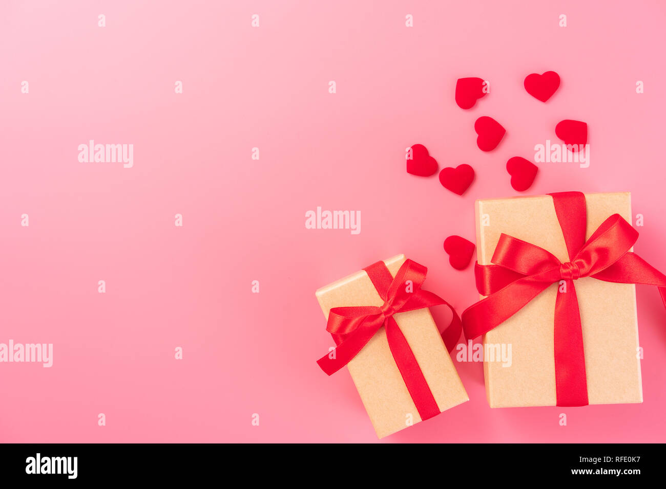 Die Gegenwart Und Feier Konzept Am Valentinstag Jahrestag Muttertag Geburtstag Uberraschung Auf Rosa Hintergrund Copyspace Topview Stockfotografie Alamy
