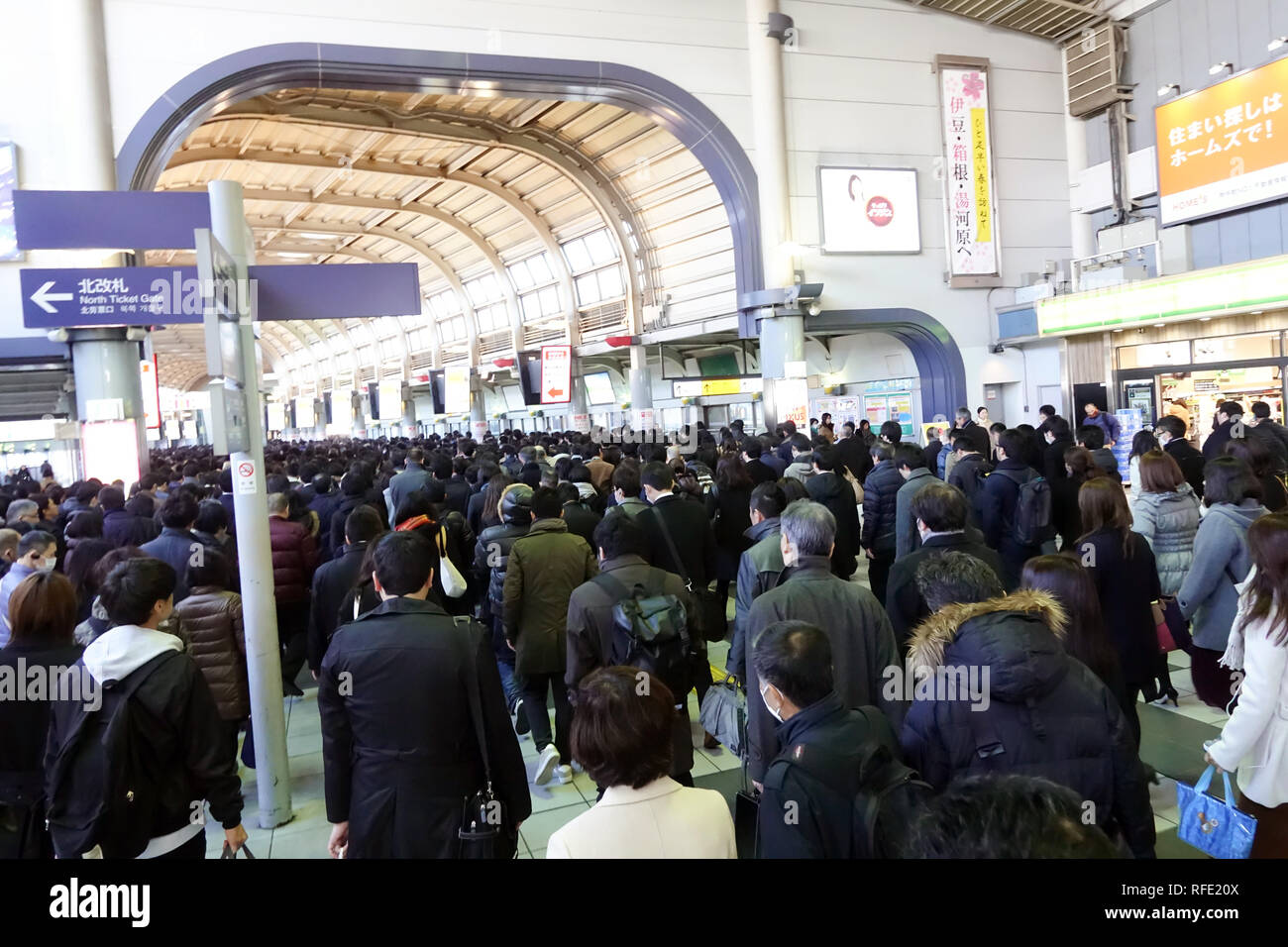 Der Shinagawa Station, auf der Yamanote-linie, ist ein wichtiger Zug Hub in Tokio, Japan und einer der verkehrsreichsten Stationen in der ganzen Welt. Stockfoto