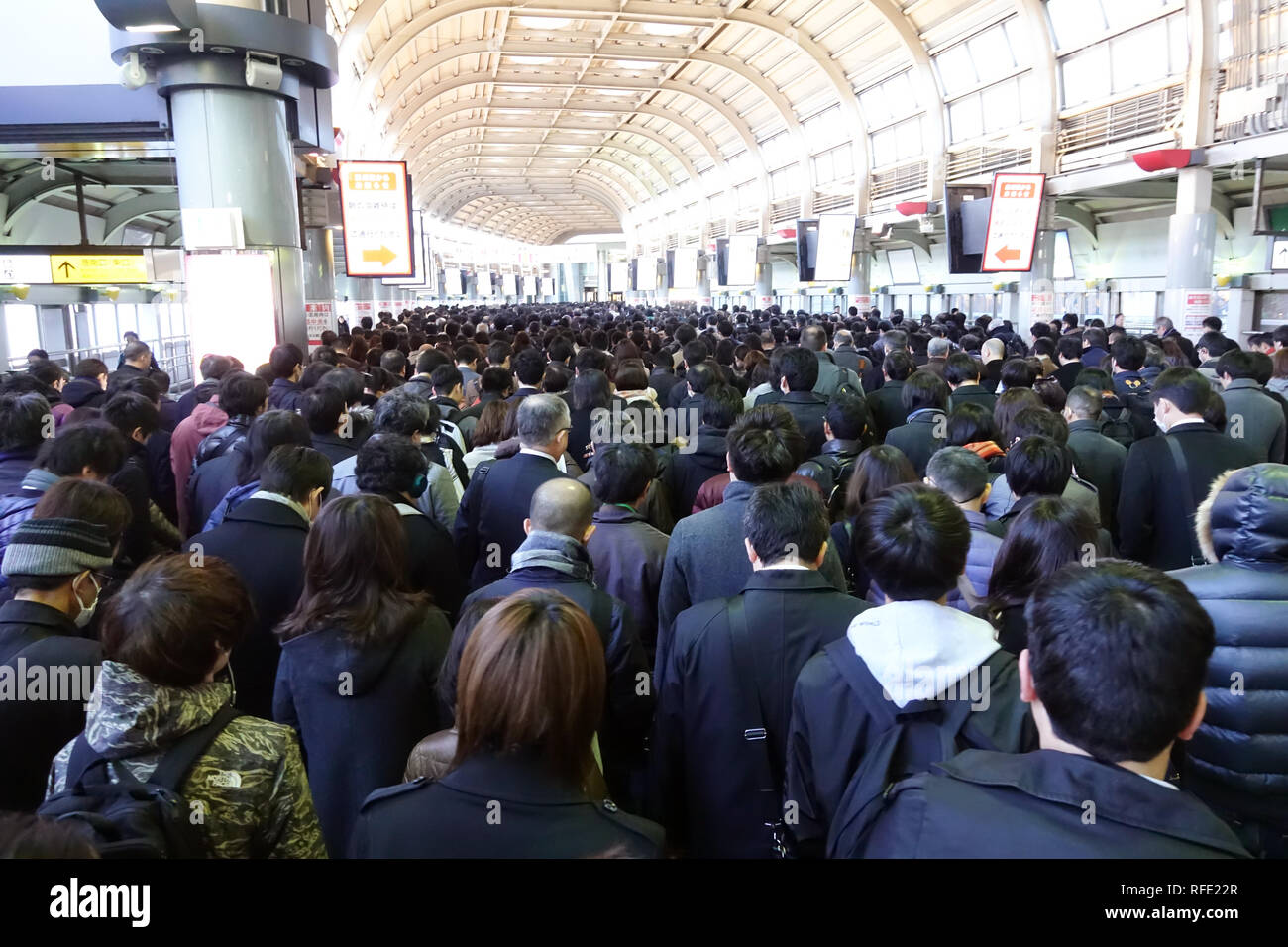 Der Shinagawa Station, auf der Yamanote-linie, ist ein wichtiger Zug Hub in Tokio, Japan und einer der verkehrsreichsten Stationen in der ganzen Welt. Stockfoto