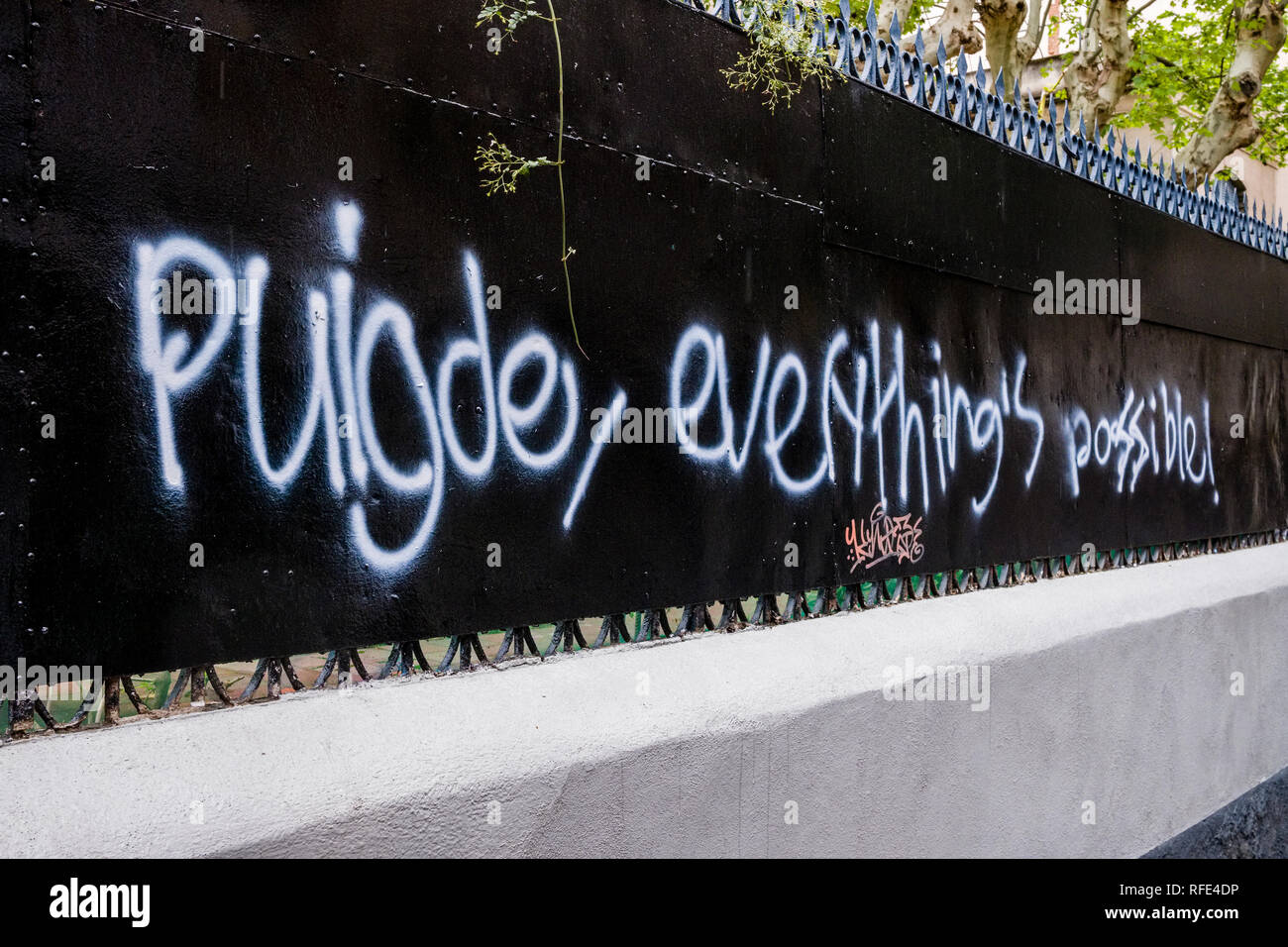 Politischer Protest für die Unabhängigkeit Kataloniens und Unterstützung für Charles Puigdemont als graffity erfolgt an einer Wand Stockfoto