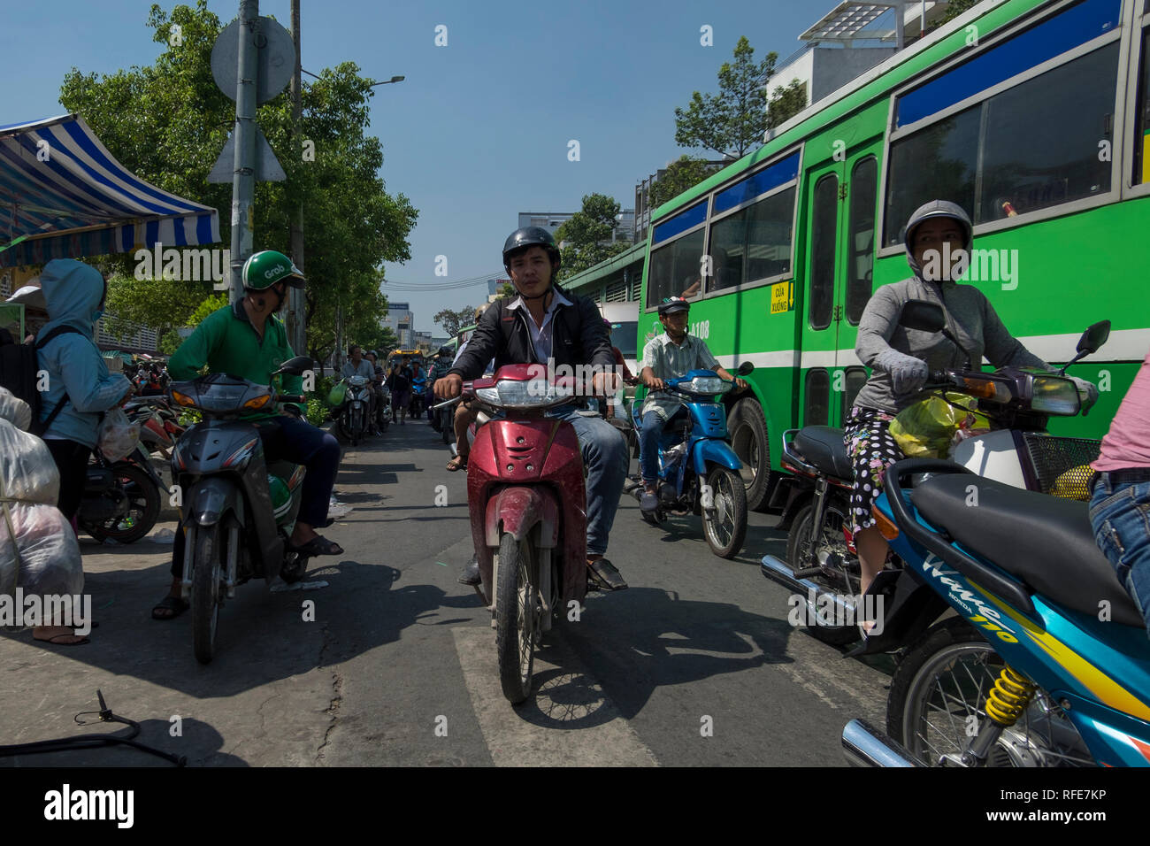 Viel Verkehr, voll von Roller und Busse. In Saigon, Ho Chi Minh City, Vietnam. Stockfoto